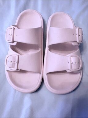 Kids Y6  Women’s 8 Double-Buckle Slide Sandals, preowned god condition